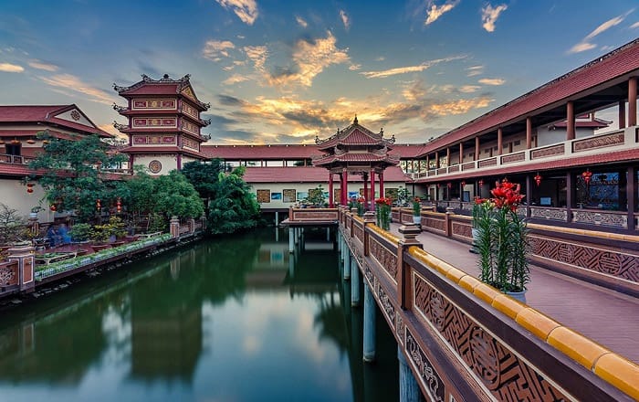 Hồ Phóng Sinh chùa Nam Sơn