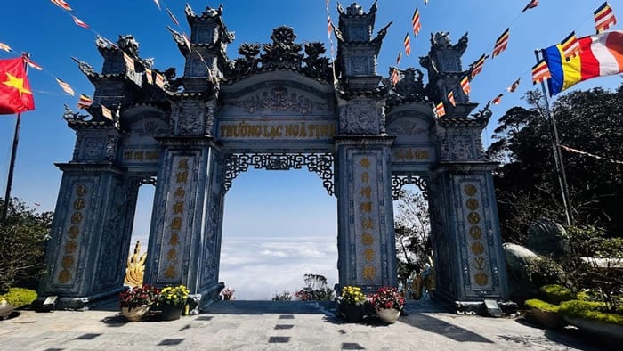 Cổng tam quan chùa Linh Ứng Bà Nà