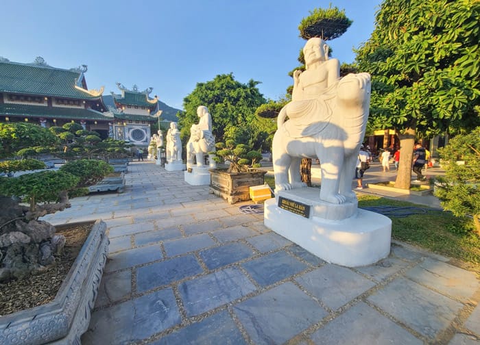 tượng la hán tại chùa Linh Ứng Sơn Trà