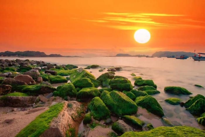 Ngắm hoàng hôn tại bãi biển Nam Ô