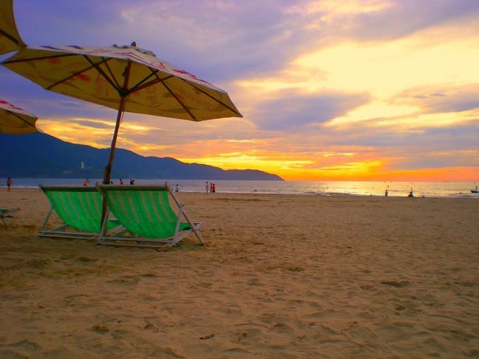 Ngắm hoàng hôn Đà Nẵng ở bãi biển