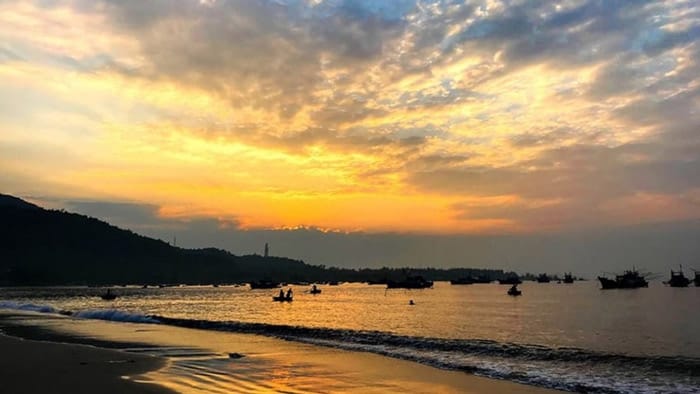 Ngắm bình minh tại bãi biển Non Nước