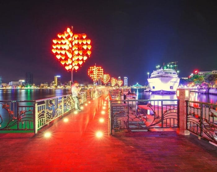 Cầu tình yêu Đà Nẵng về đêm