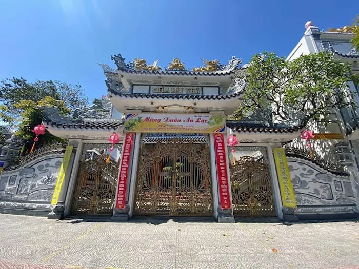 Cổng tam quan của chùa bát nhã