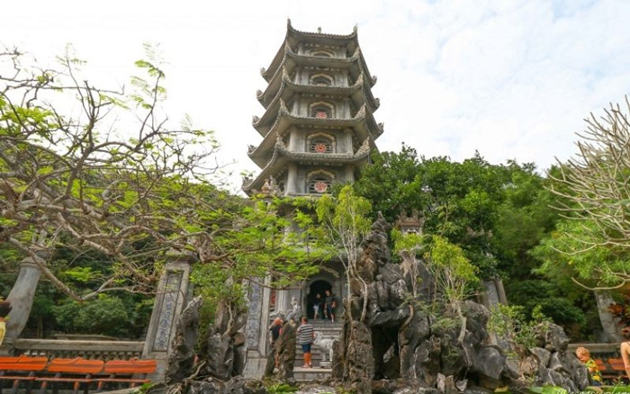 Chùa Linh Ứng Non Nước - địa điểm du lịch gần động tàng chơn