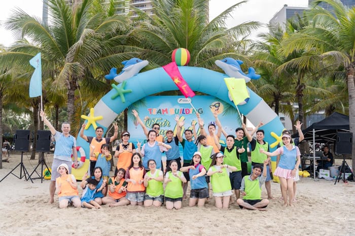 Tổ chức team building tại quảng trường ven biển