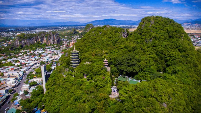 Người lớn tuổi có thể đến chùa tại núi ngũ hành sơn