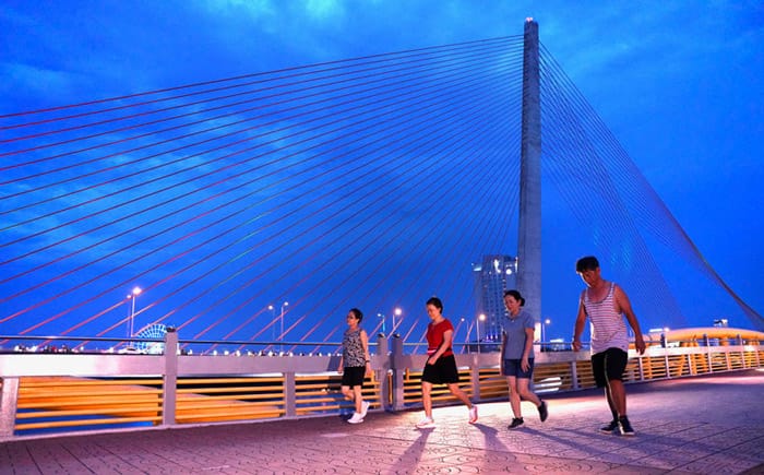 Người dân xung quanh thường đi bộ trên cầu nguyễn văn trỗi