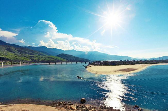 Từ đèo hải vân có thể nhìn thấy Vịnh Lăng Cô