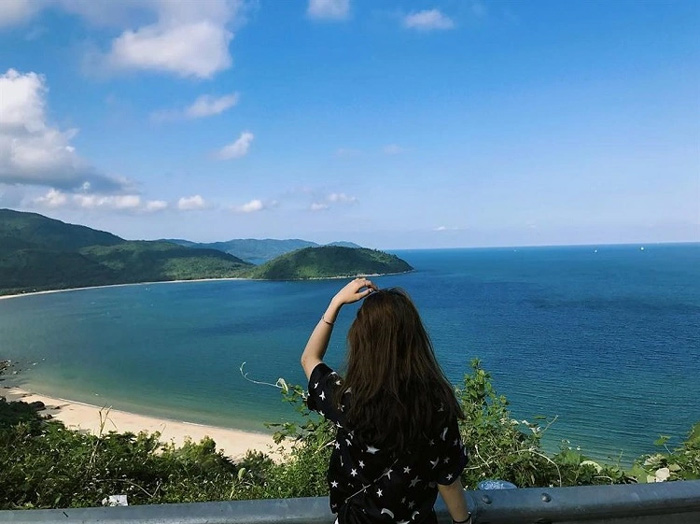 Nhìn bao quát cảnh biển từ đèo Hải Vân