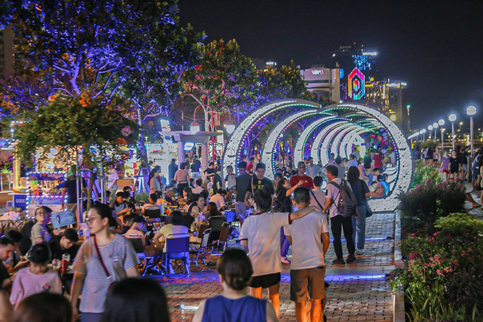 Tản bộ ngắm sông Hàn về đêm